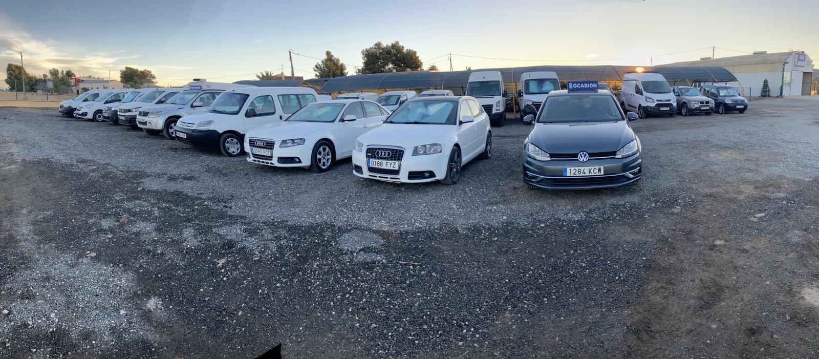 Explanada de Cotes Cars con coches y furgonetas de ocasión en Lorca