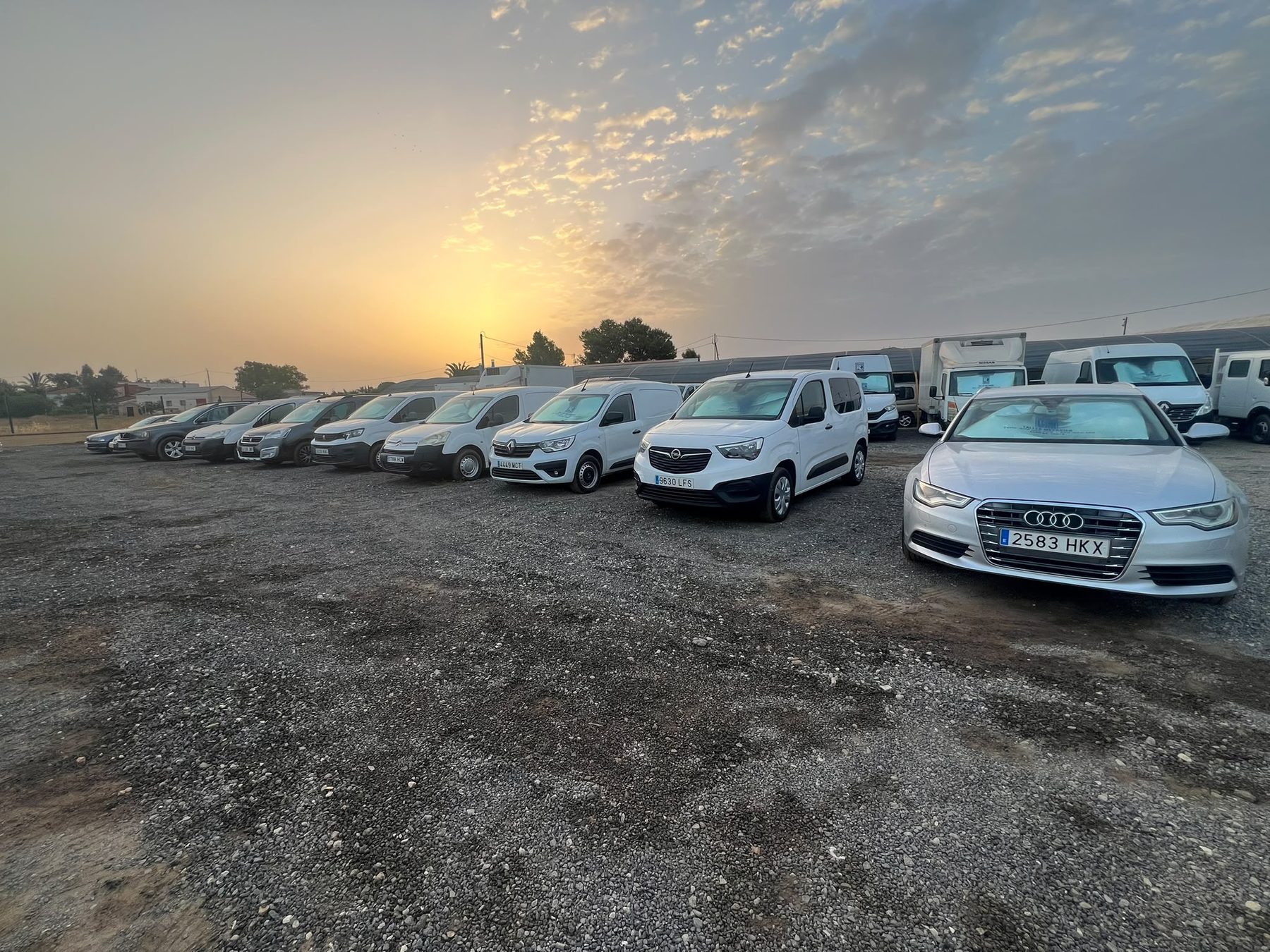 Explanada de Cotes Cars al atardecer con coches y furgonetas de ocasión en venta en Lorca
