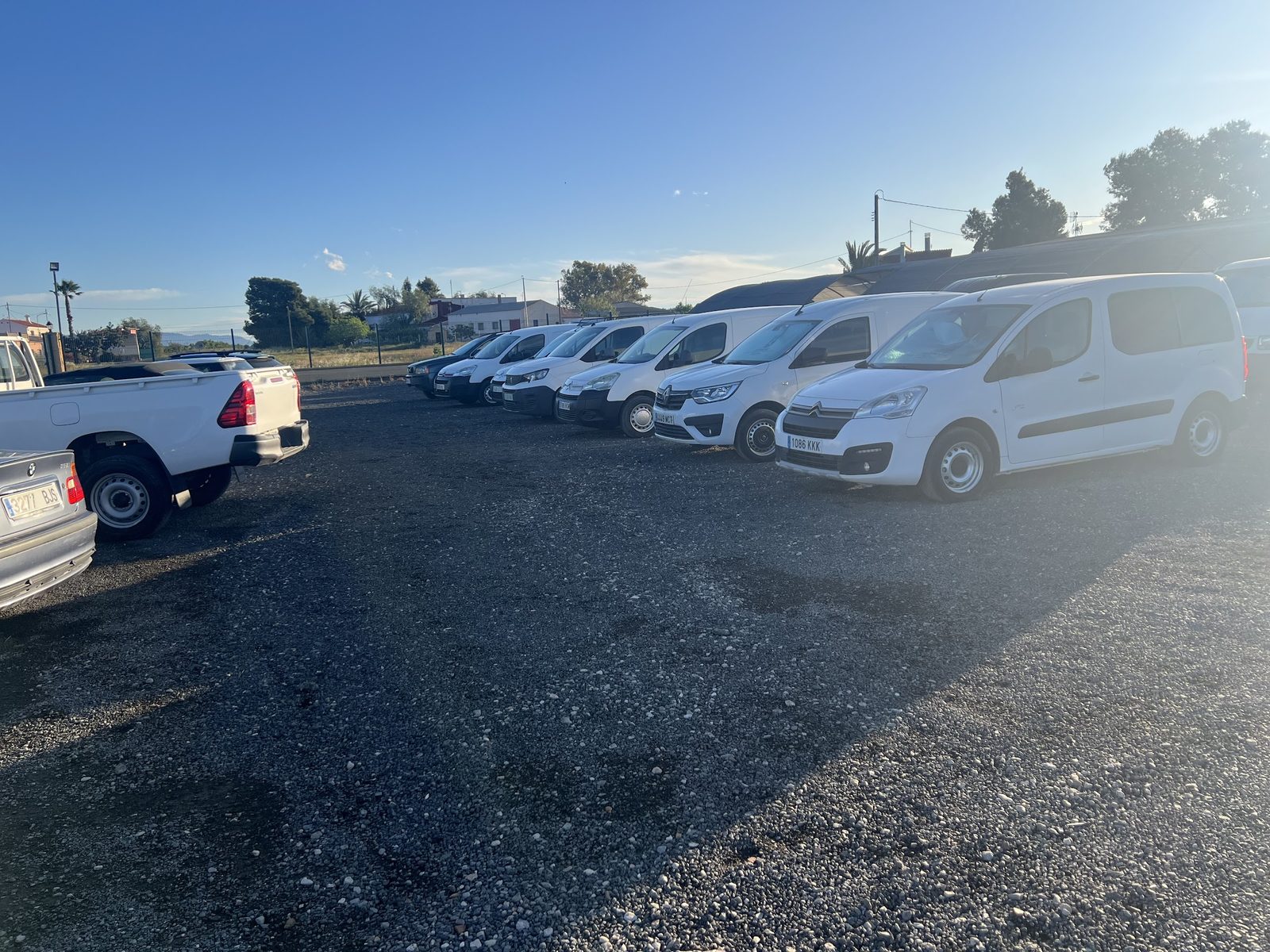 Fila de furgonetas de ocasión en venta en Cotes Cars, Lorca