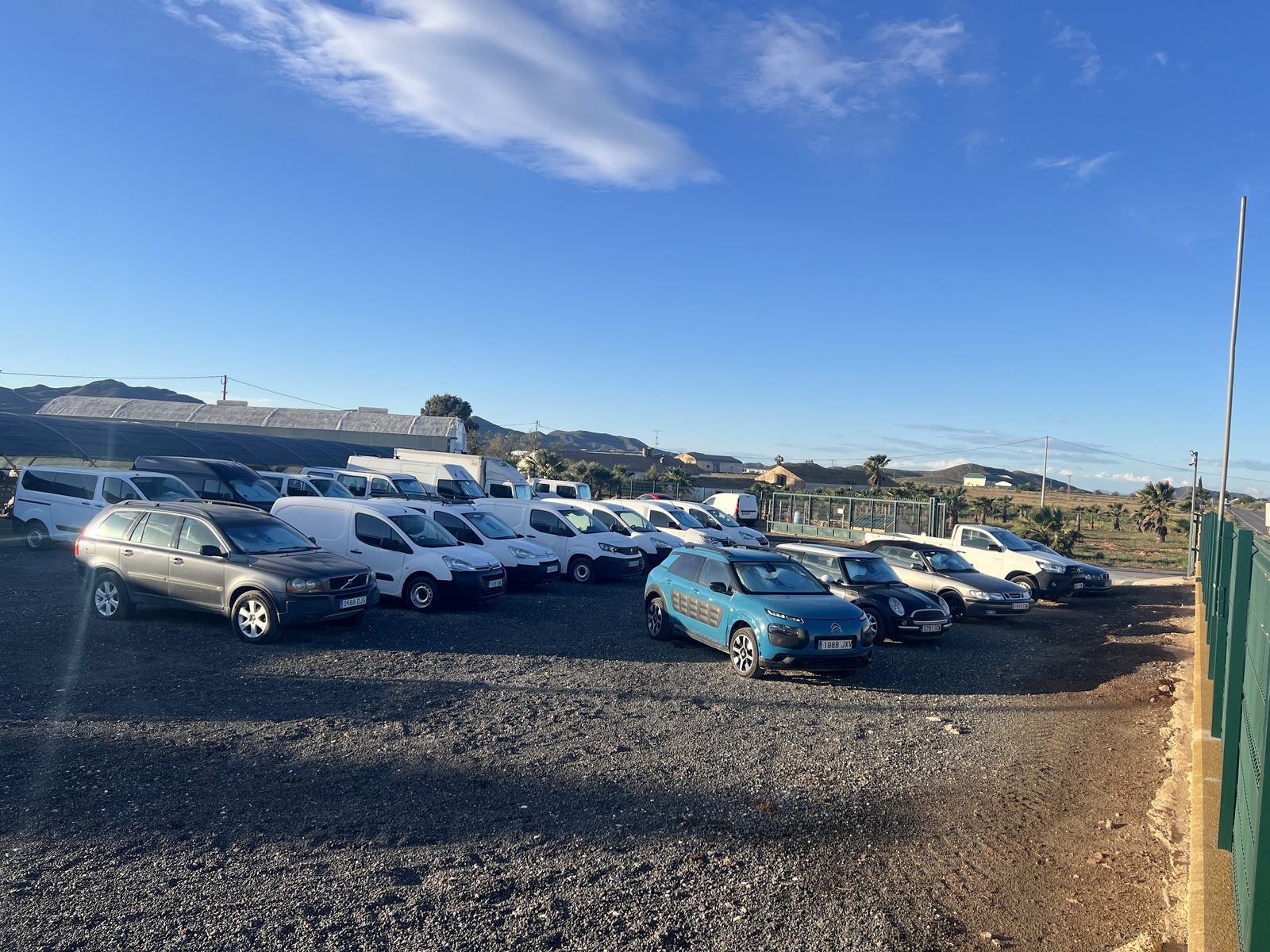 Explanada de Cotes Cars en Lorca con coches y furgonetas de ocasión en venta