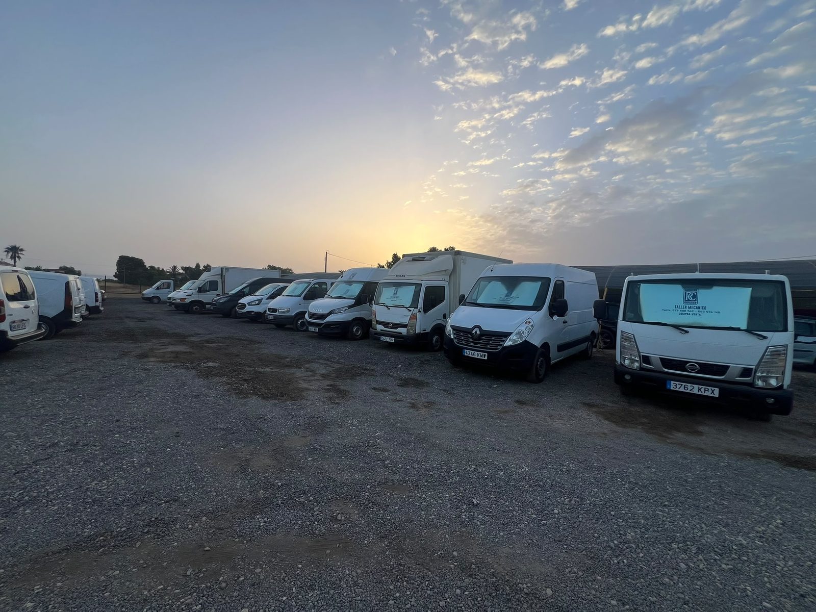 Furgonetas y vehículos de ocasión en venta en Cotes Cars al atardecer